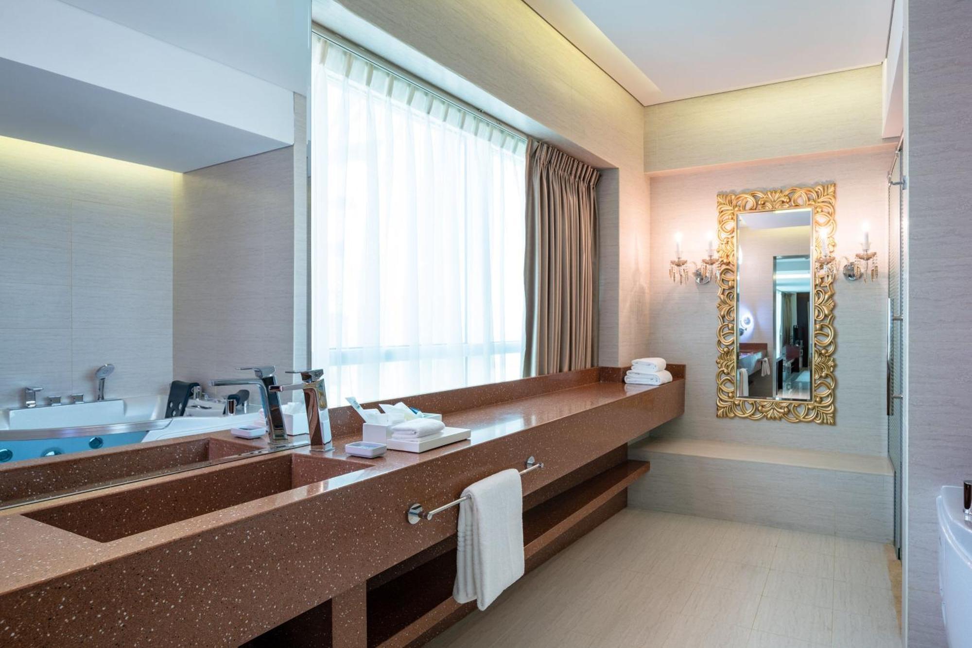 Four Points By Sheraton Sharjah Bagian luar foto